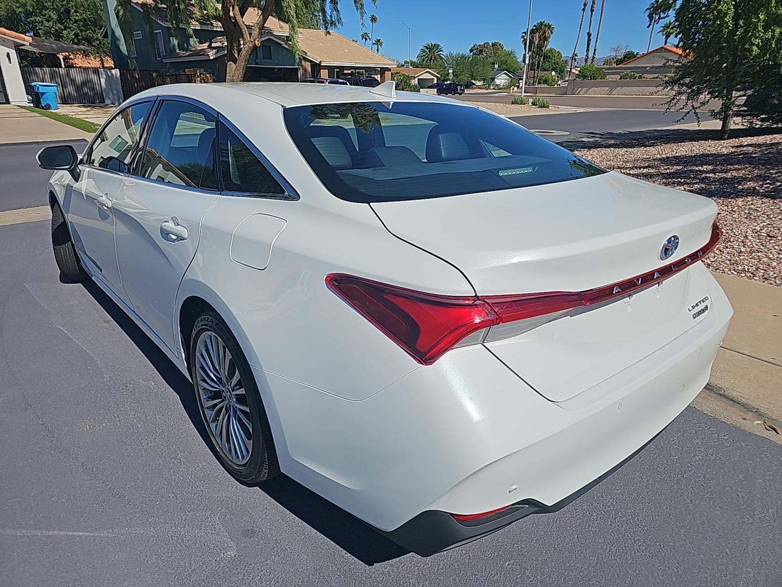 2022 Toyota Avalon Hybrid Limited FWD