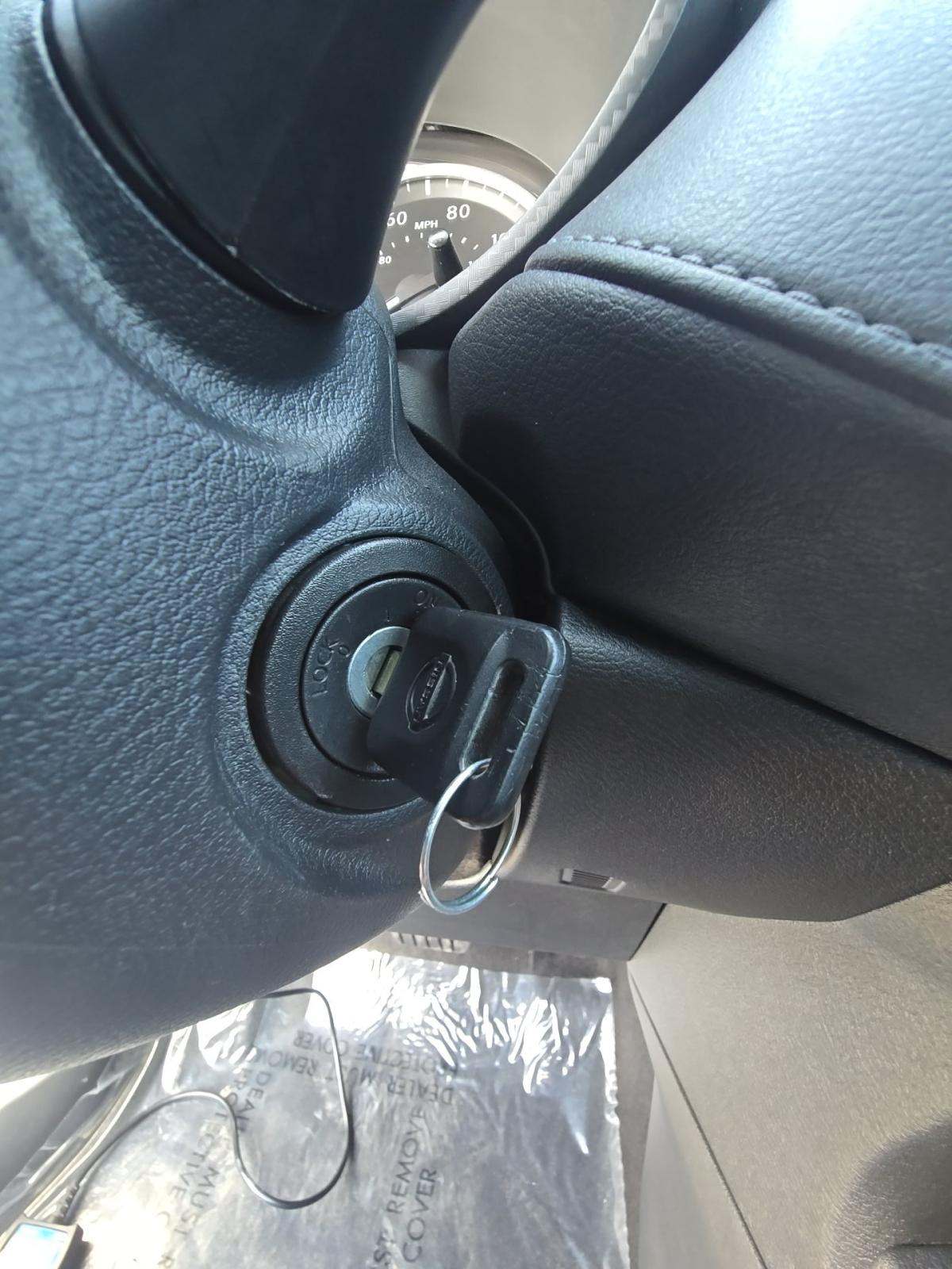 NISSAN VERSA - 8
