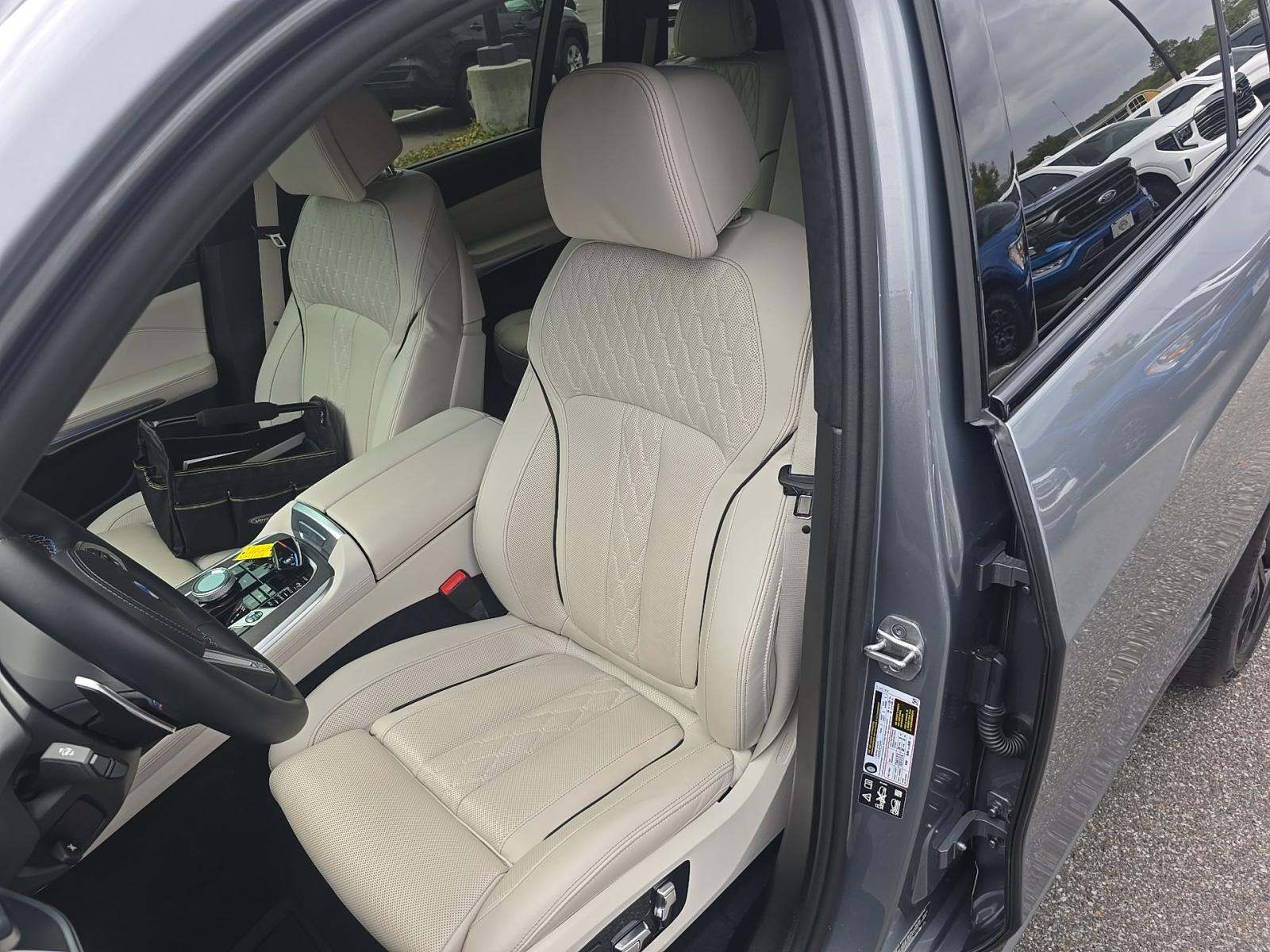 2025 BMW X7 M60i AWD