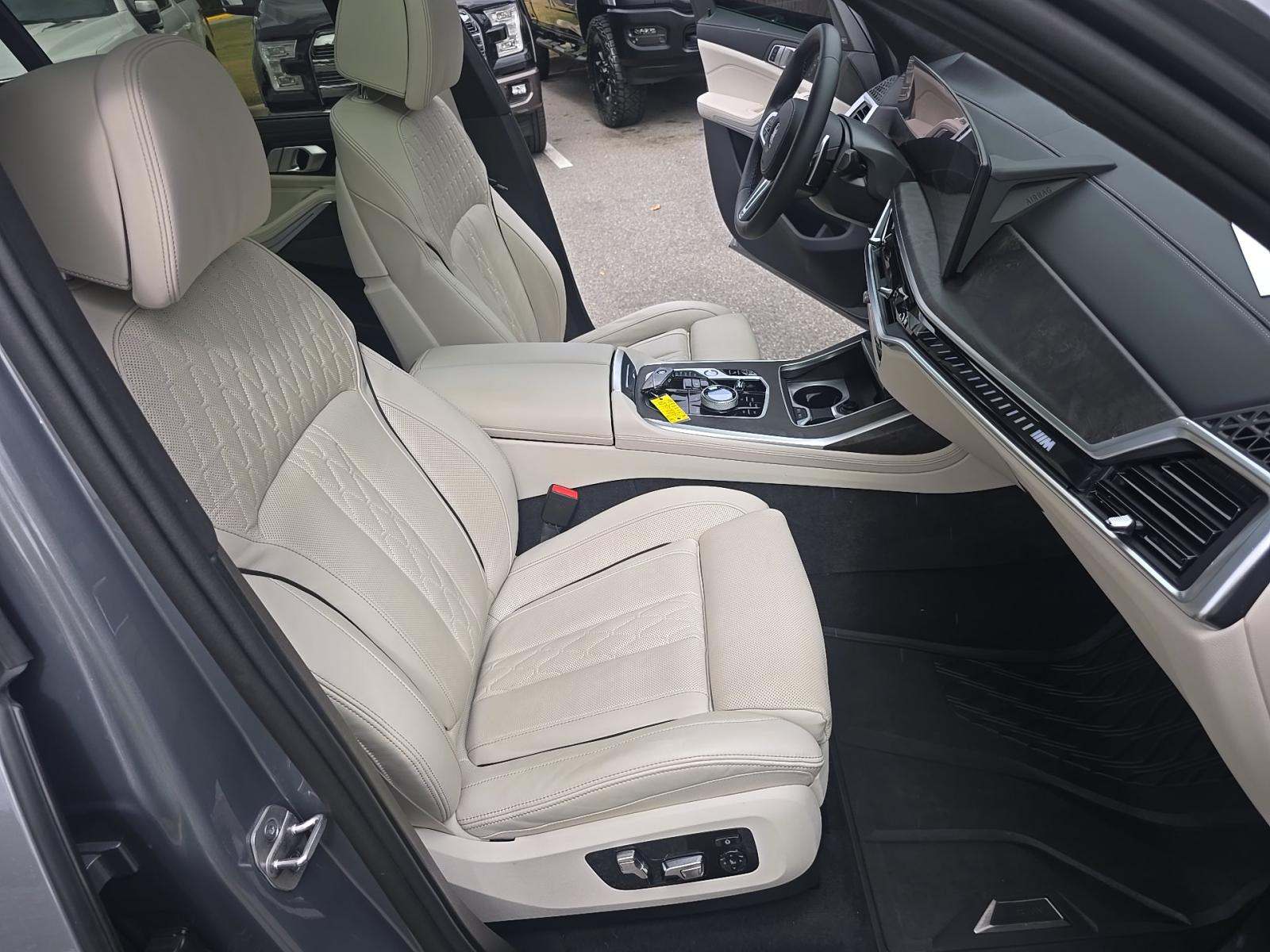 2025 BMW X7 M60i AWD