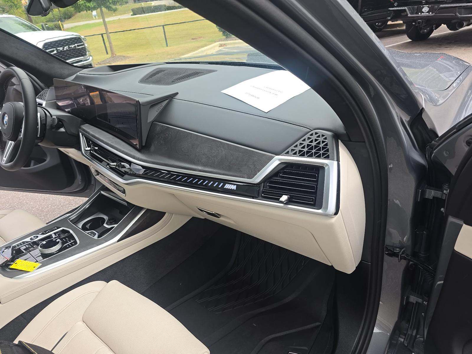 2025 BMW X7 M60i AWD