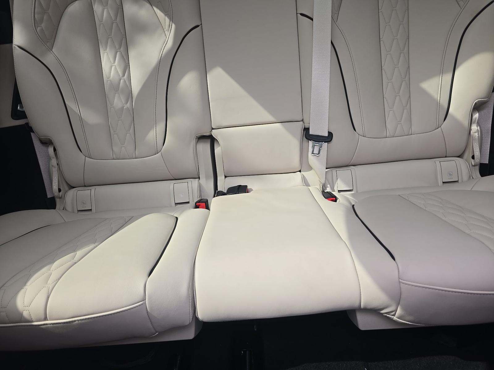 2025 BMW X7 M60i AWD