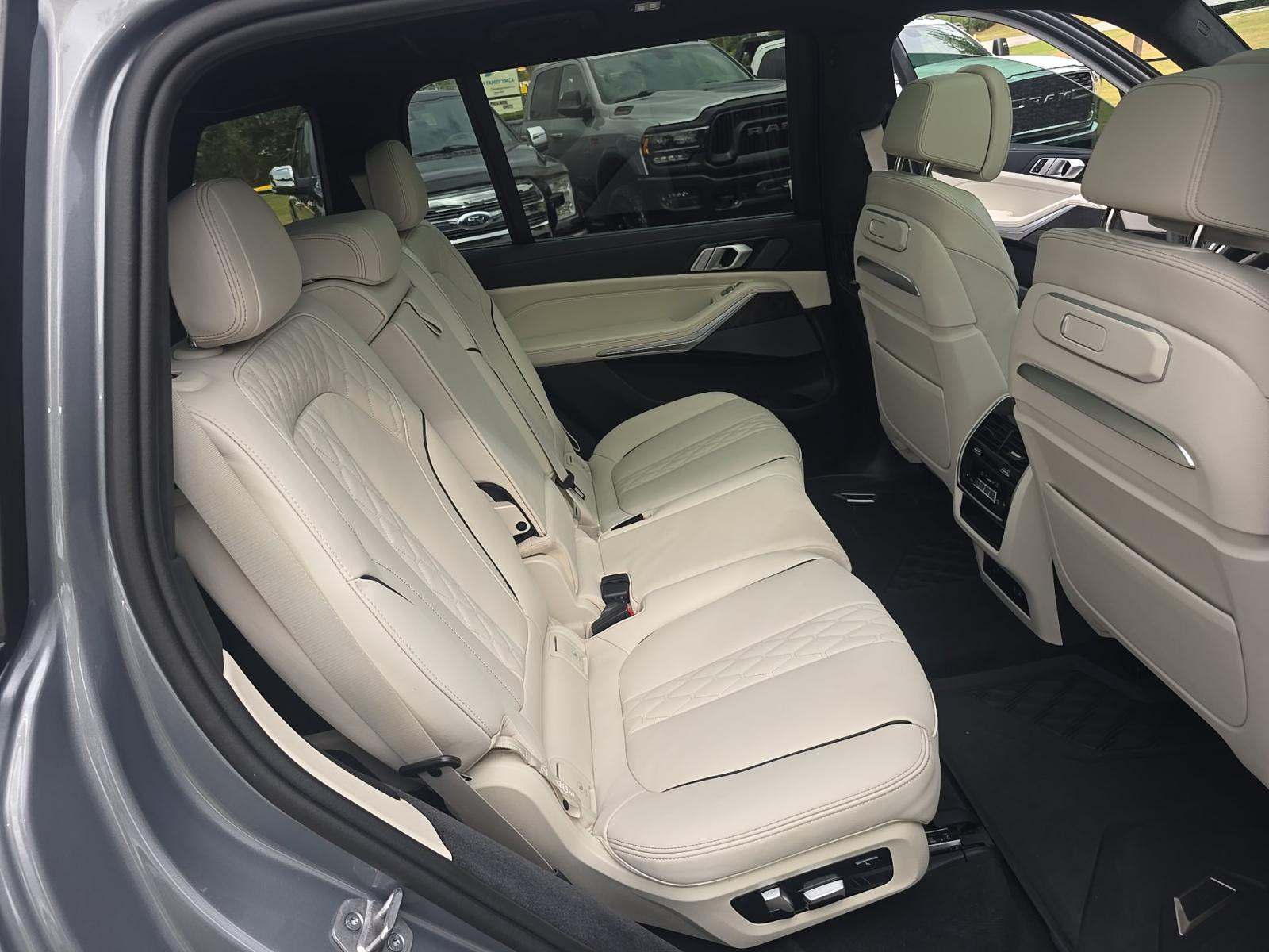 2025 BMW X7 M60i AWD