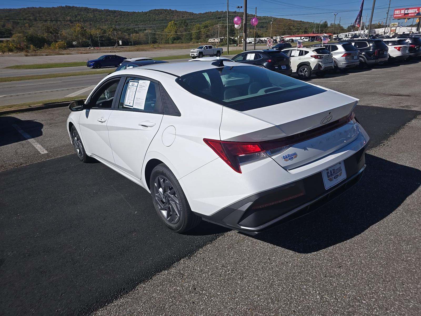 2024 Hyundai Elantra SEL FWD