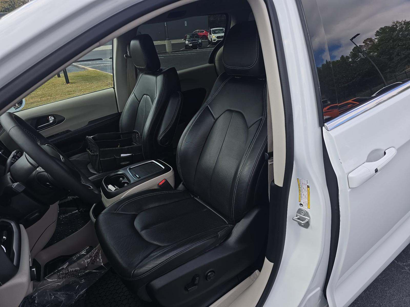 2022 Chrysler Pacifica Hybrid Touring L FWD