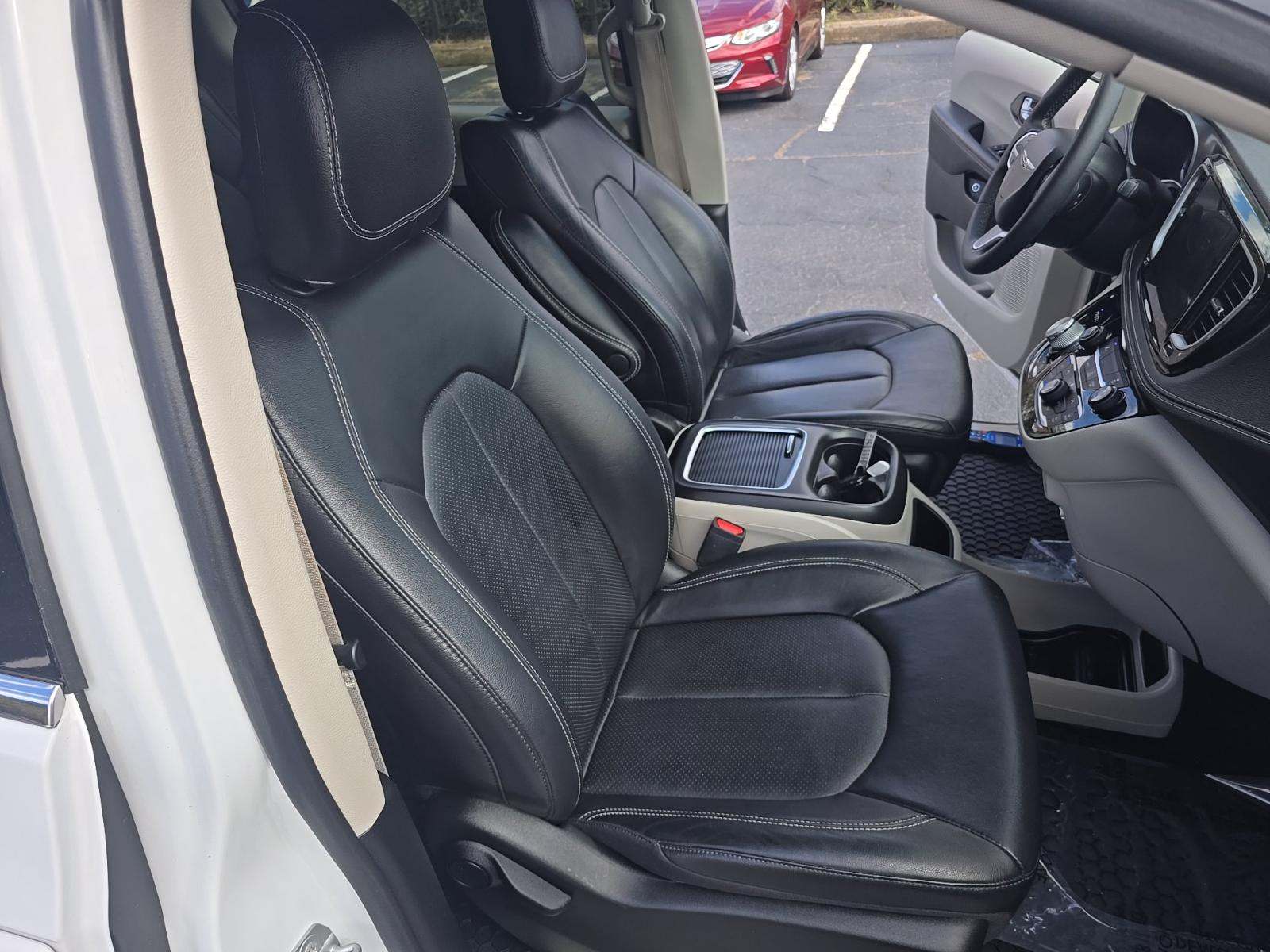 2022 Chrysler Pacifica Hybrid Touring L FWD