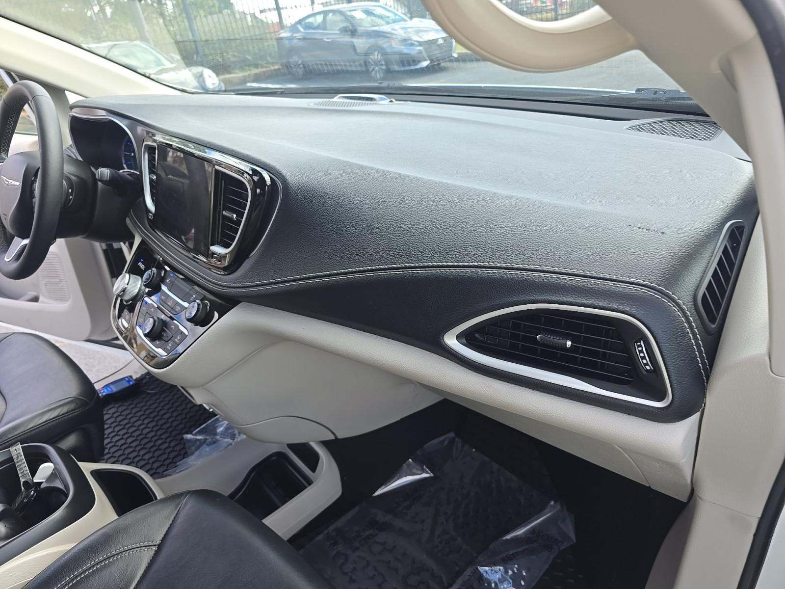 2022 Chrysler Pacifica Hybrid Touring L FWD