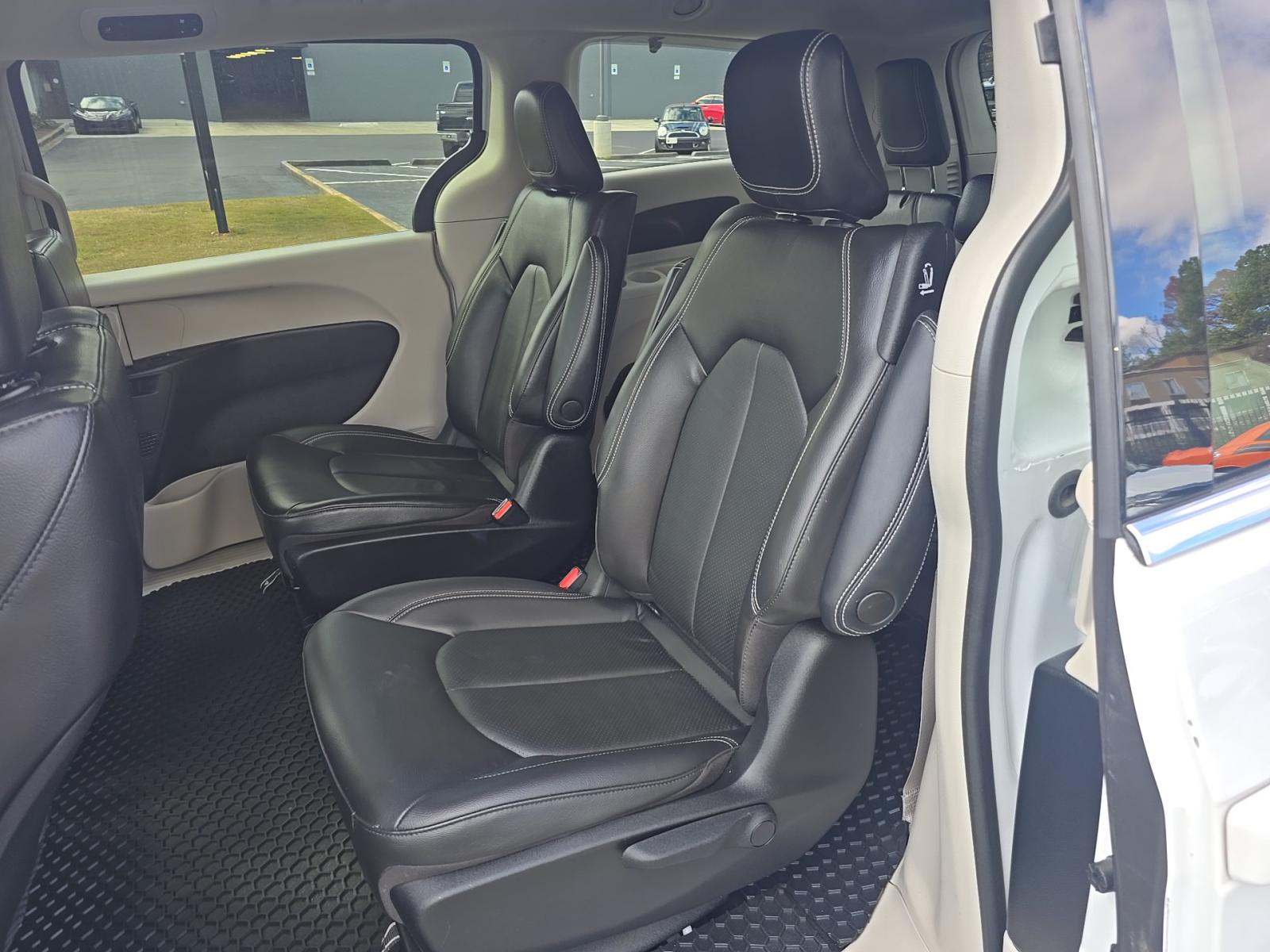 2022 Chrysler Pacifica Hybrid Touring L FWD