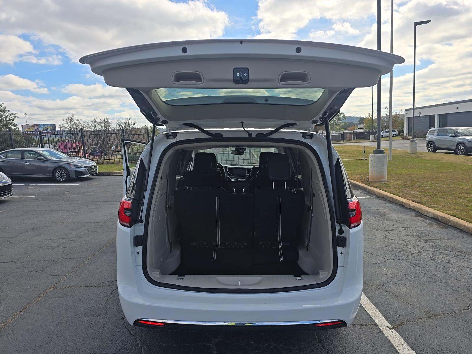 2022 Chrysler Pacifica Hybrid Touring L FWD