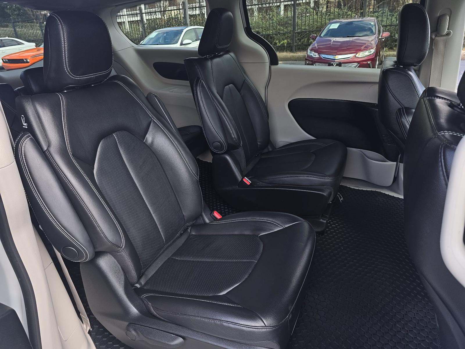 2022 Chrysler Pacifica Hybrid Touring L FWD