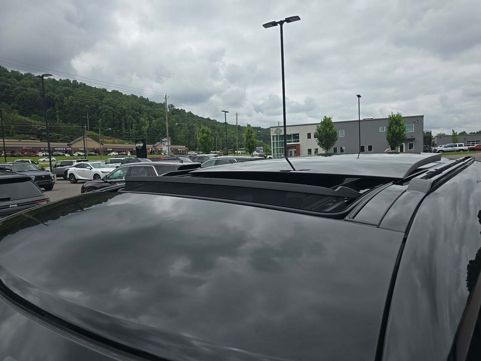 2023 Land Rover Defender 110 X-Dynamic SE AWD