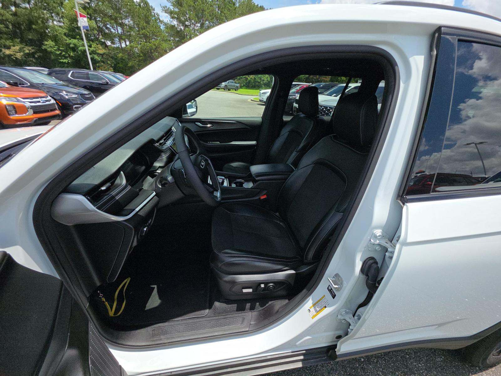2025 Jeep Grand Cherokee Altitude AWD