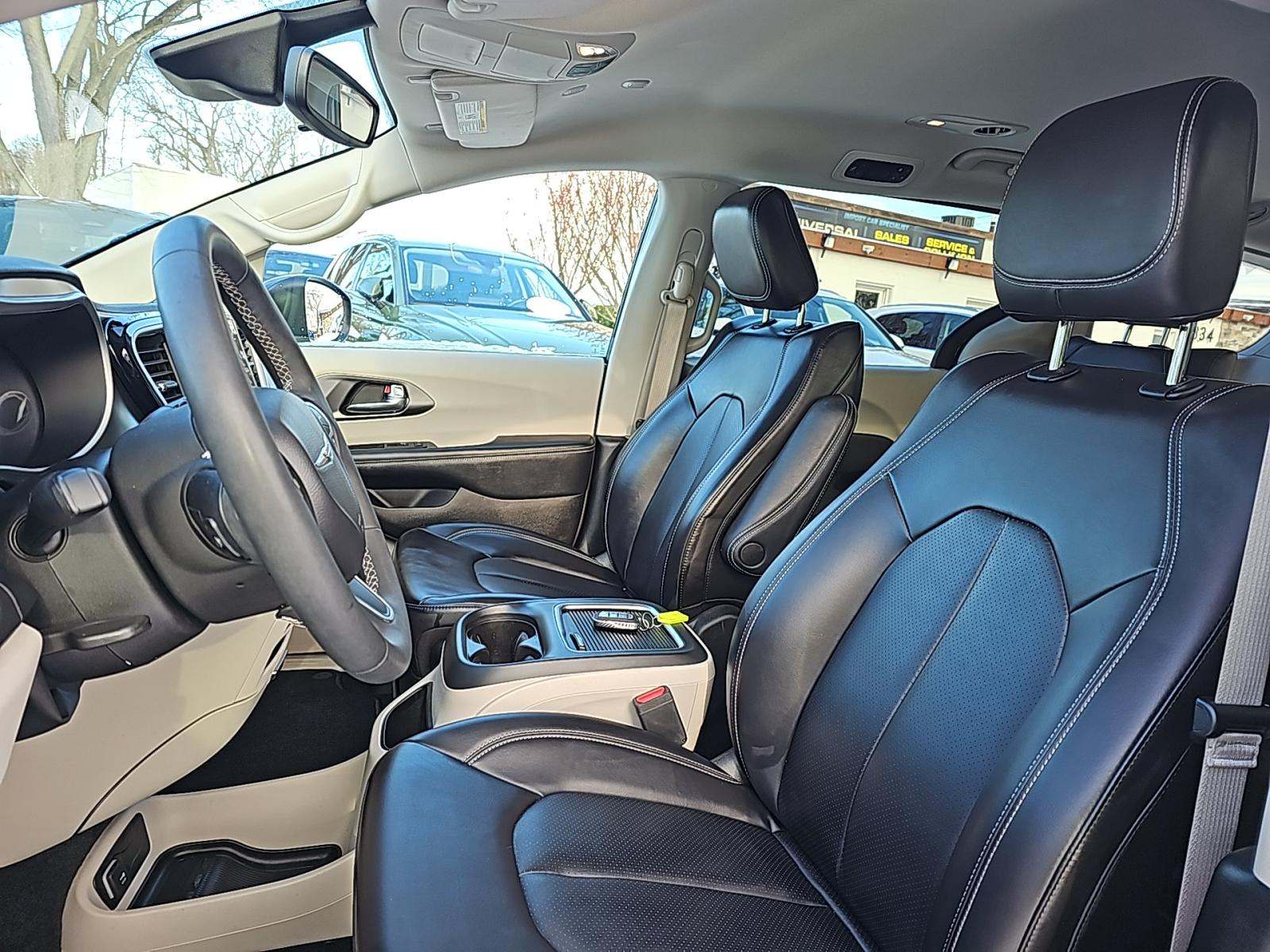 2023 Chrysler Pacifica Hybrid Touring L FWD