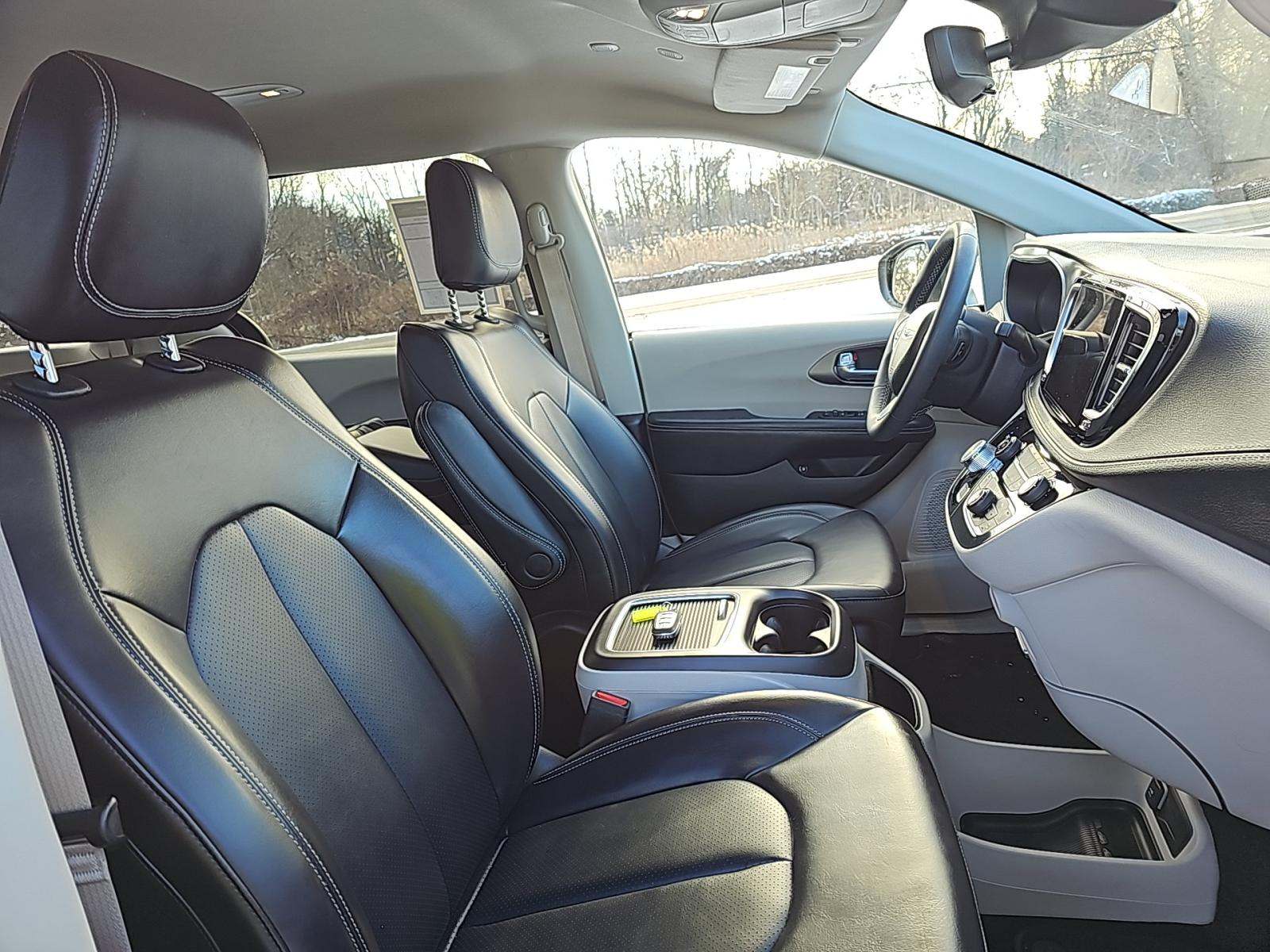 2023 Chrysler Pacifica Hybrid Touring L FWD