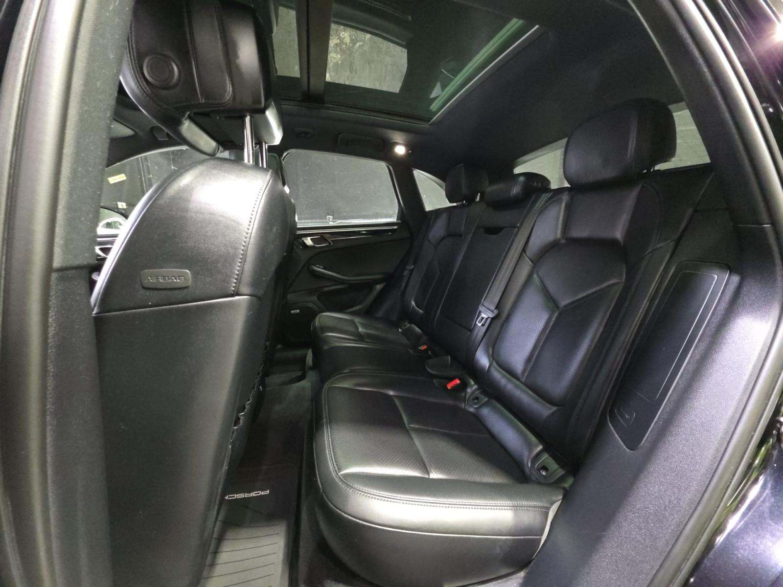 2022 Porsche Macan Base AWD