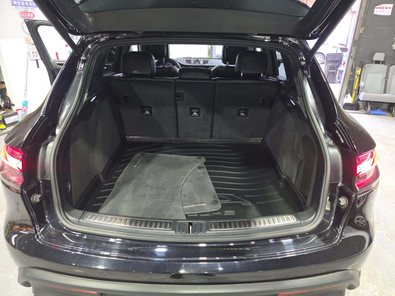 2022 Porsche Macan Base AWD