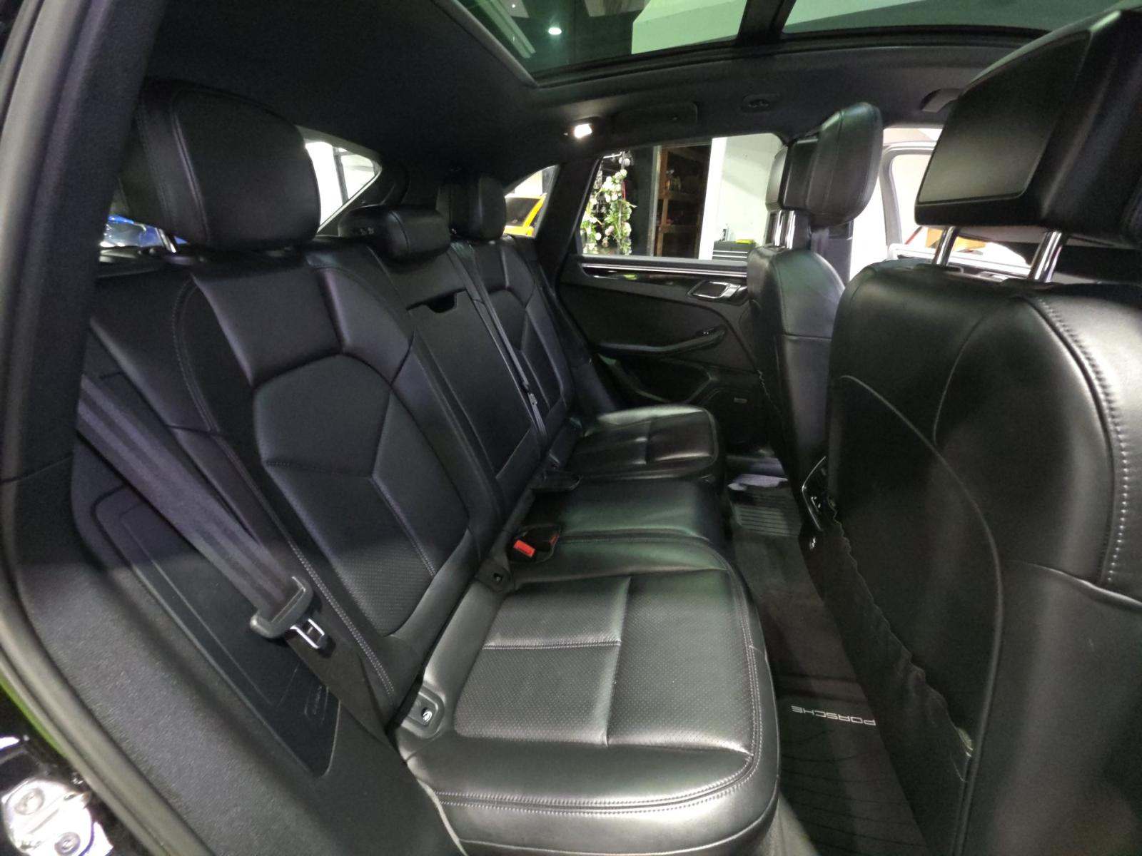 2022 Porsche Macan Base AWD