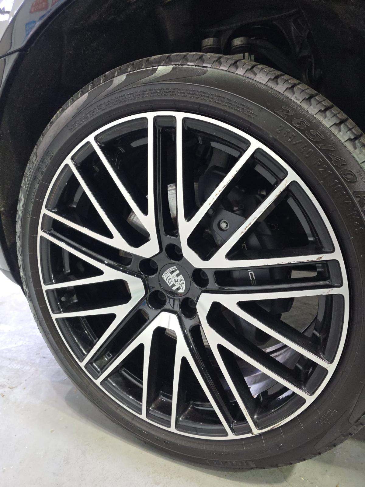 2022 Porsche Macan Base AWD