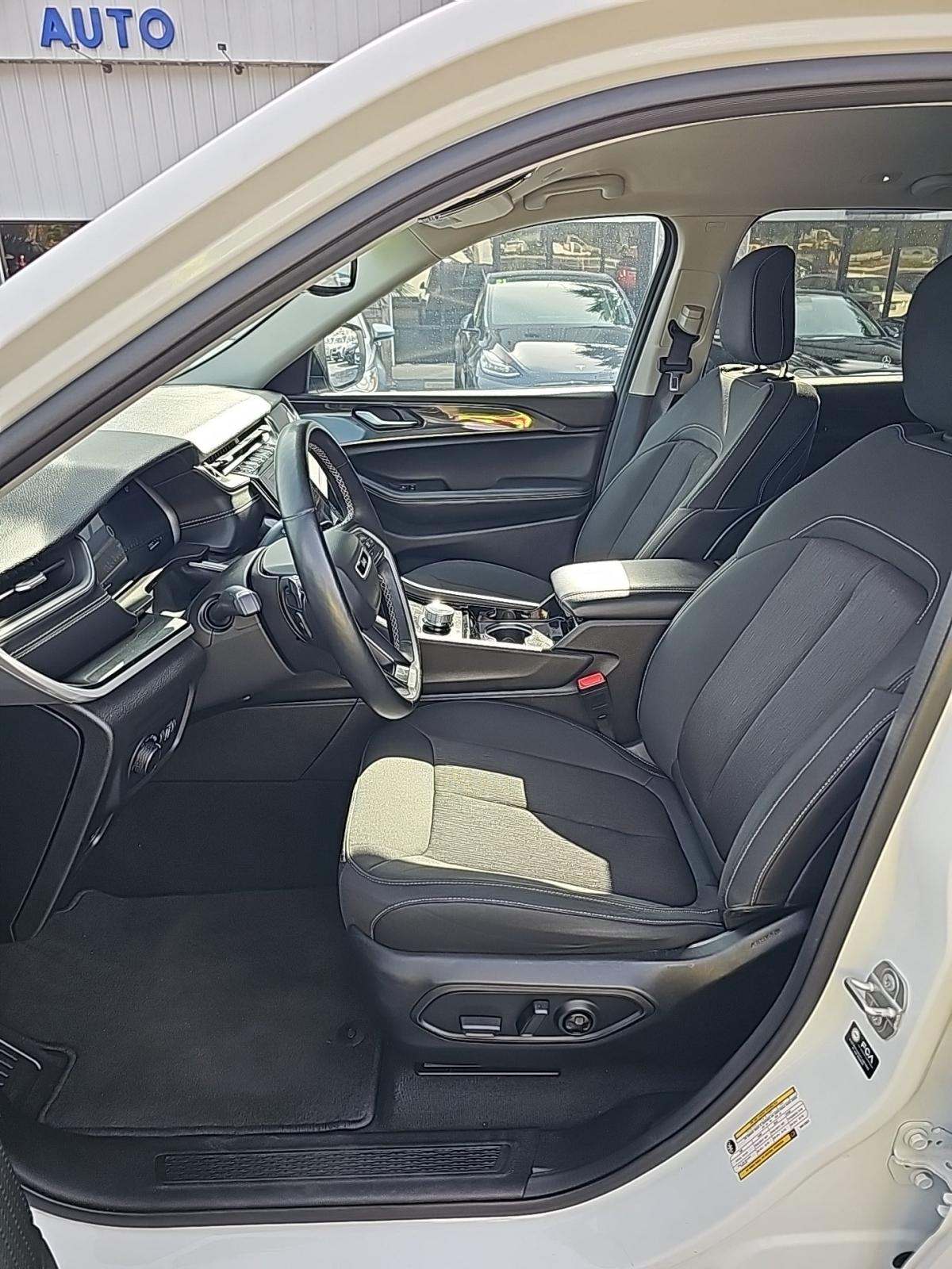 2022 Jeep Grand Cherokee Laredo AWD