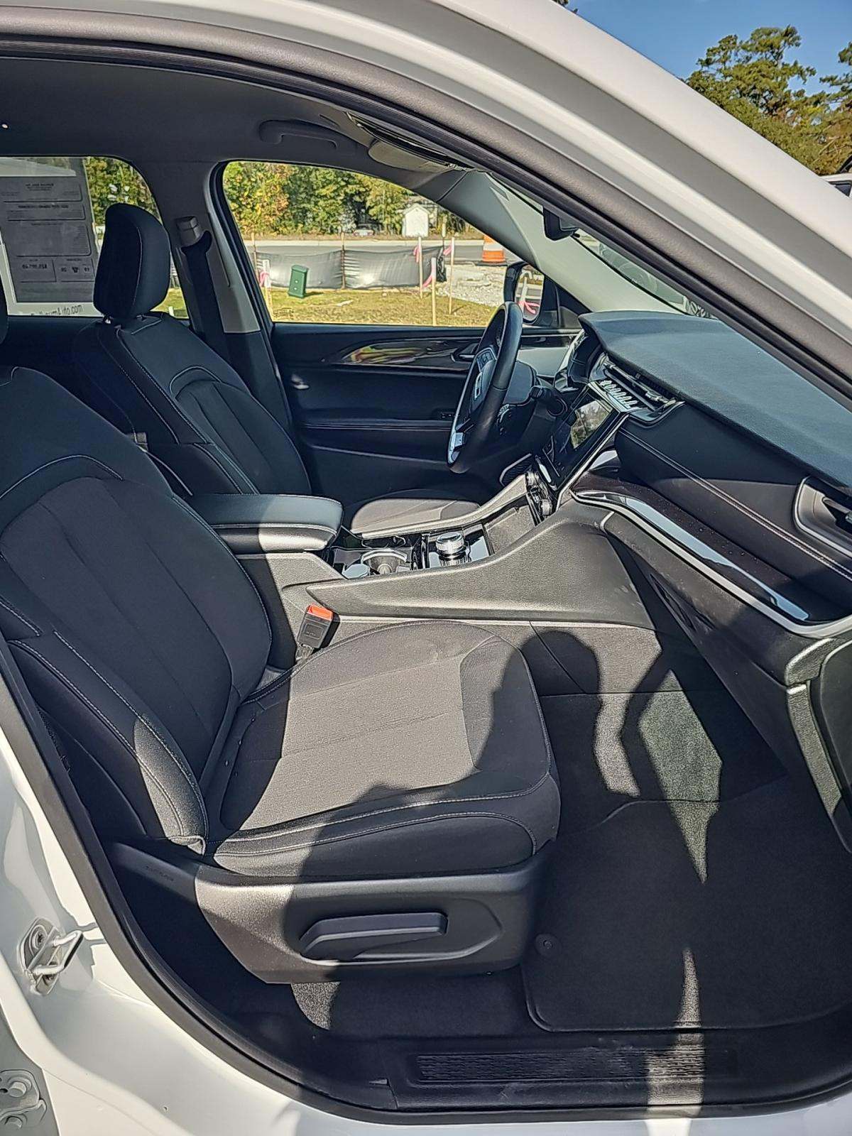 2022 Jeep Grand Cherokee Laredo AWD