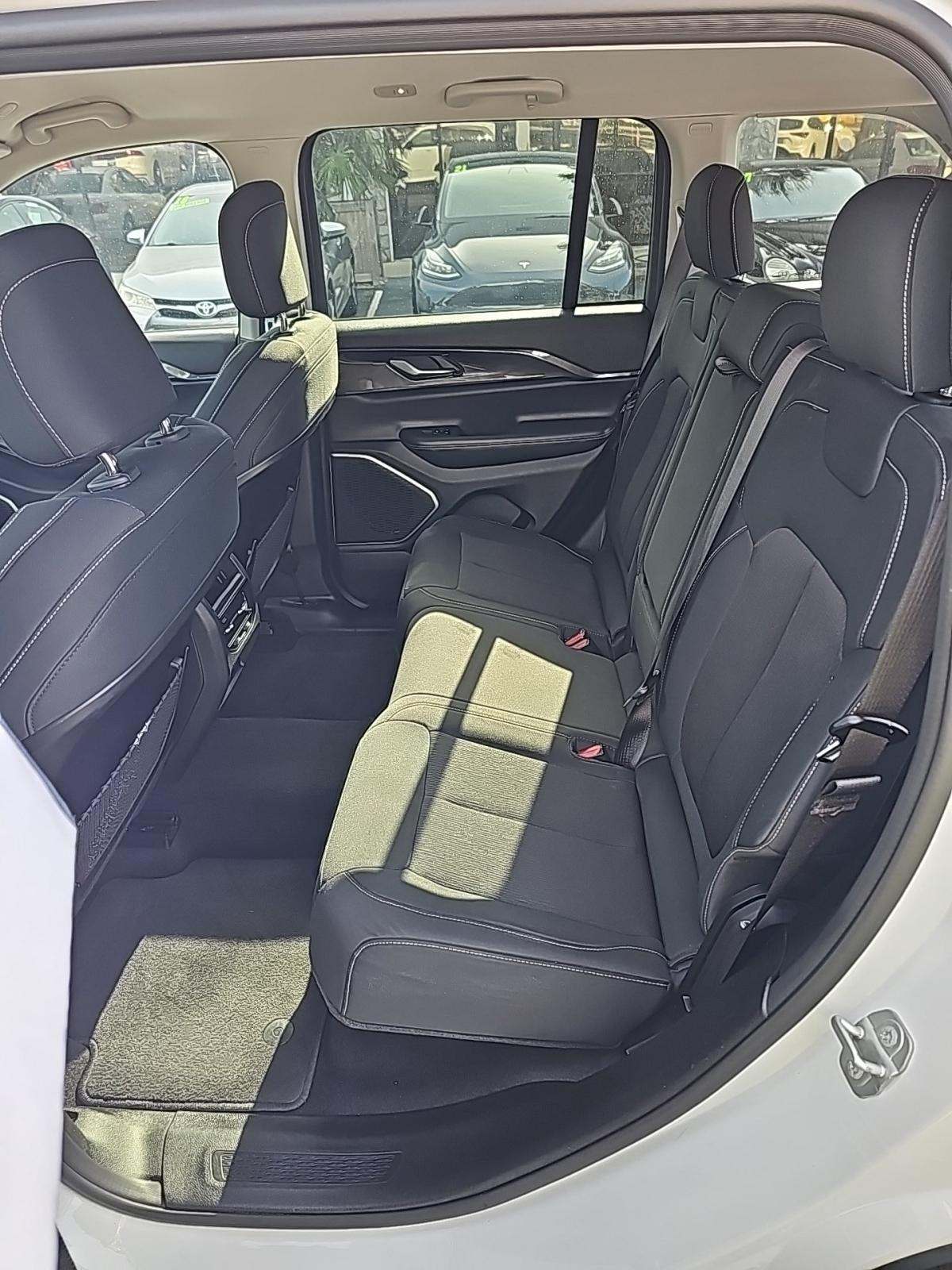 2022 Jeep Grand Cherokee Laredo AWD