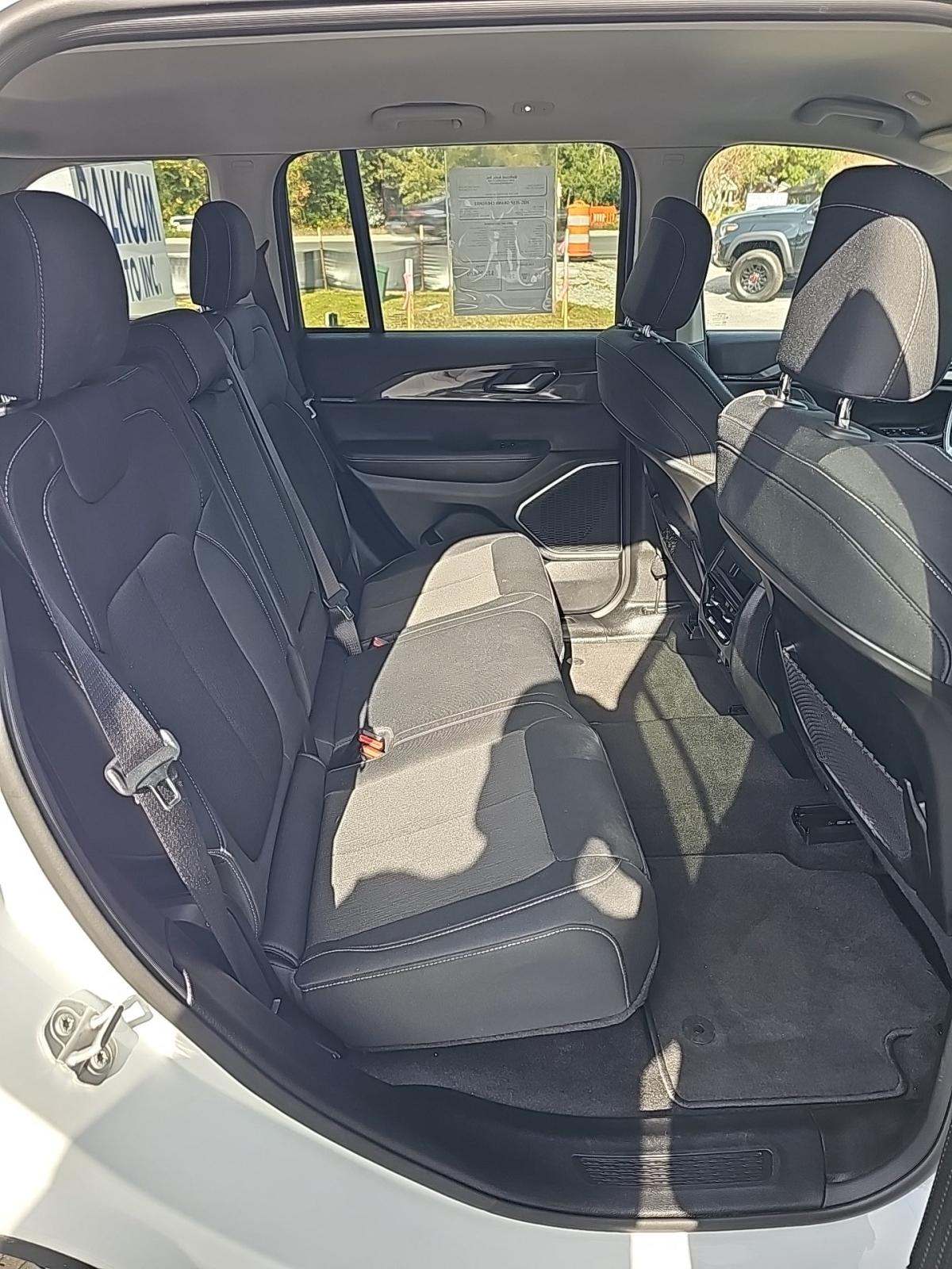 2022 Jeep Grand Cherokee Laredo AWD