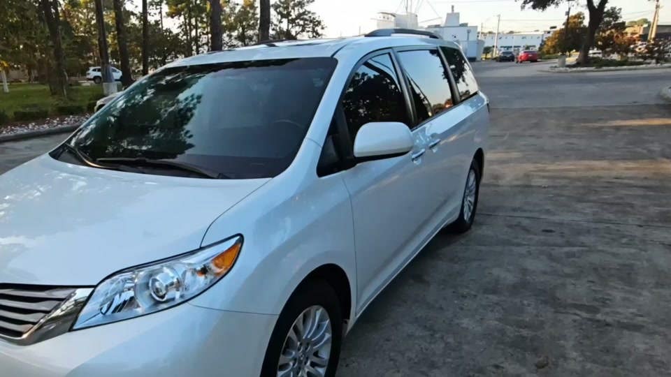 2017 Toyota Sienna XLE Premium 8-Passenger 119.3