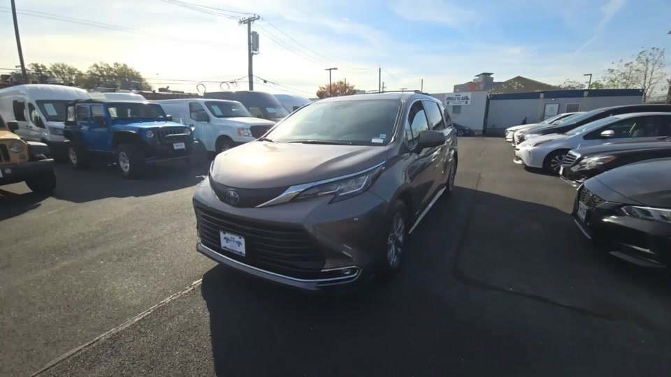 2021 Toyota Sienna XLE 8-Passenger 120.5
