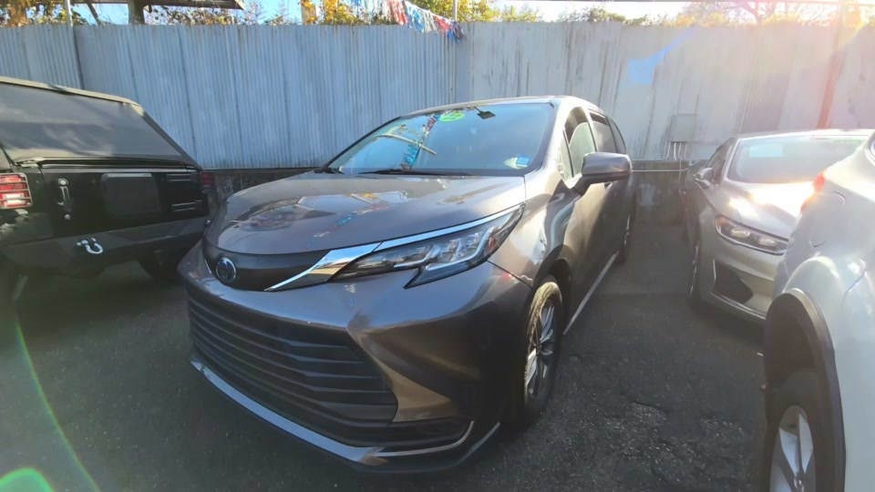2022 Toyota Sienna LE 8-Passenger 120.5