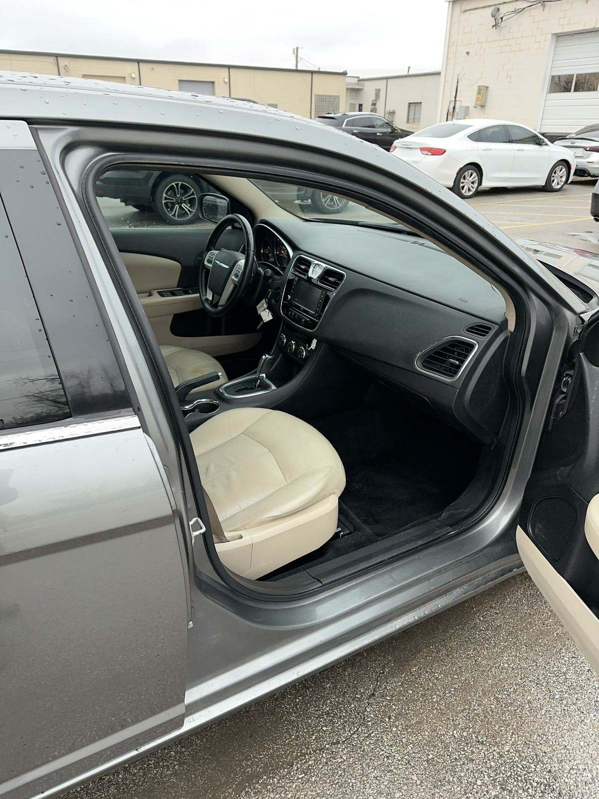 2012 Chrysler 200 Limited FWD