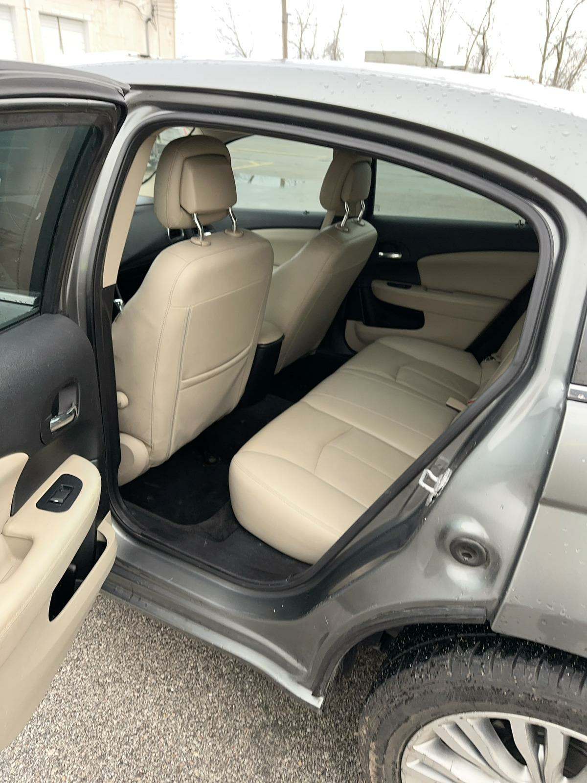 2012 Chrysler 200 Limited FWD