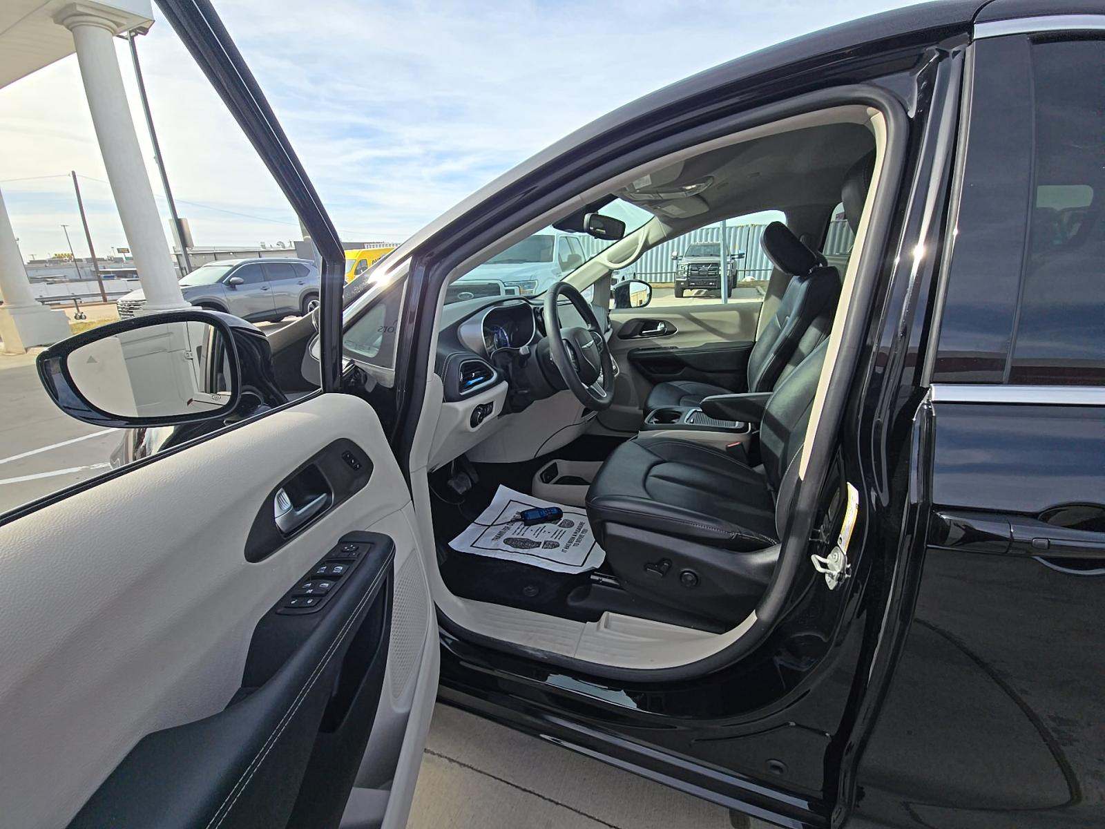 2024 Chrysler Pacifica Hybrid Select FWD