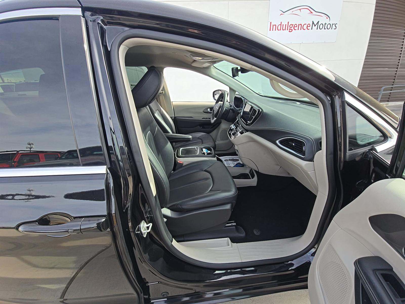 2024 Chrysler Pacifica Hybrid Select FWD