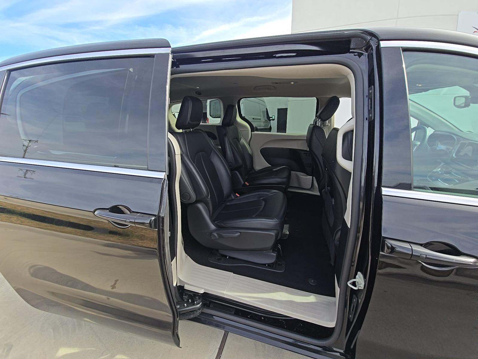 2024 Chrysler Pacifica Hybrid Select FWD
