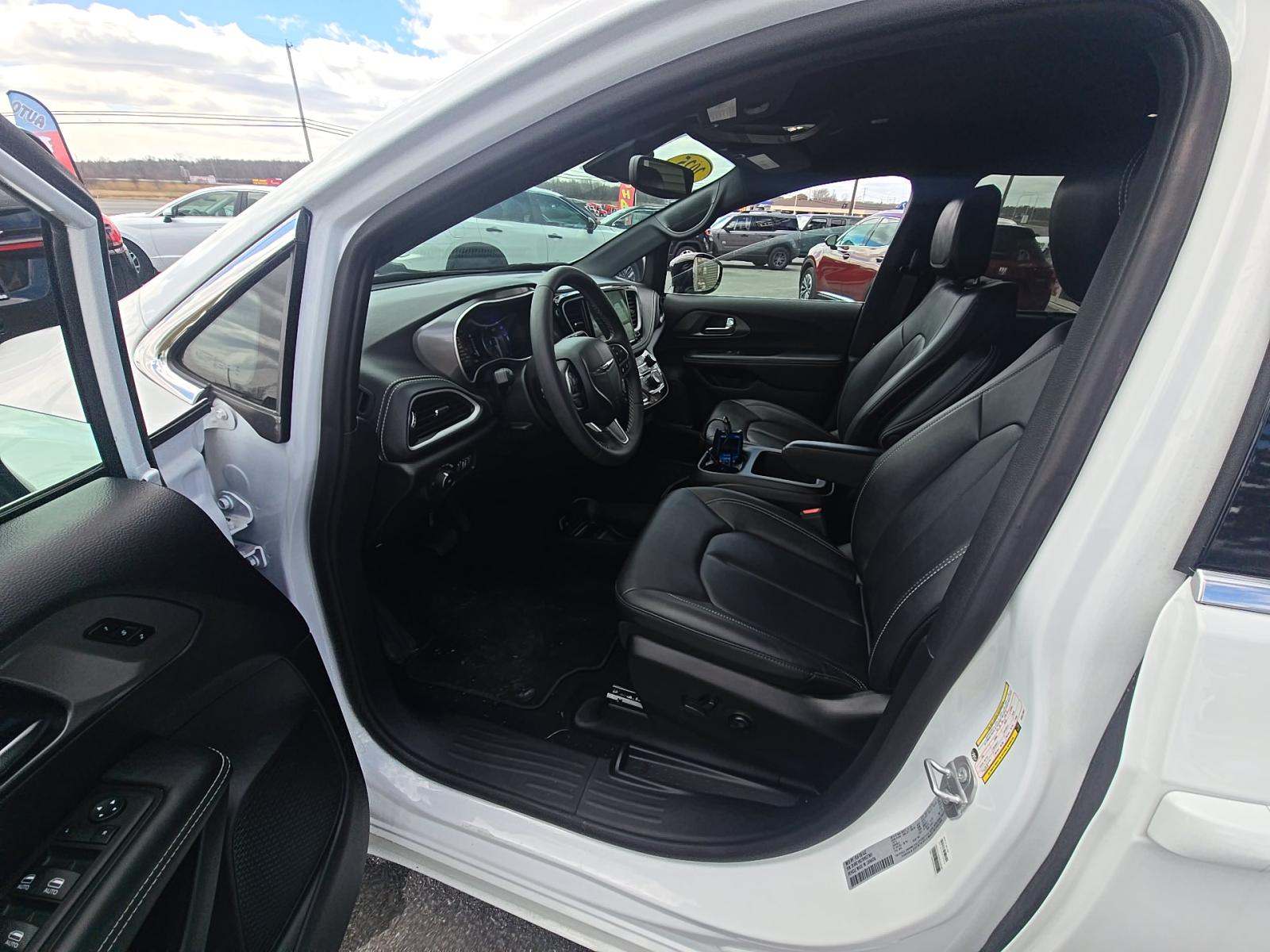 2025 Chrysler Pacifica Select FWD