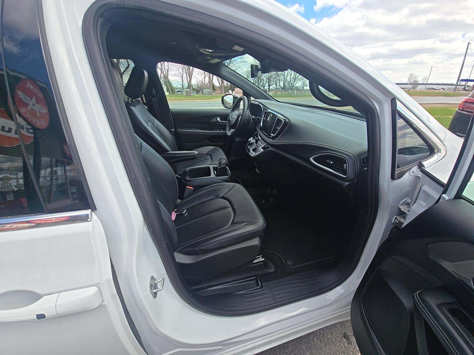 2025 Chrysler Pacifica Select FWD