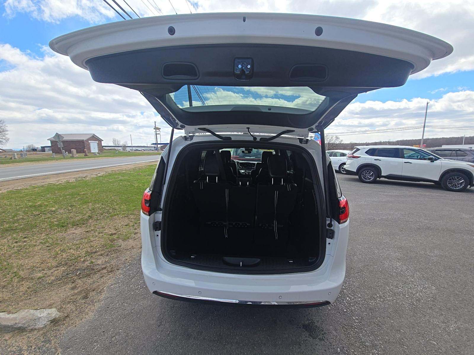 2025 Chrysler Pacifica Select FWD