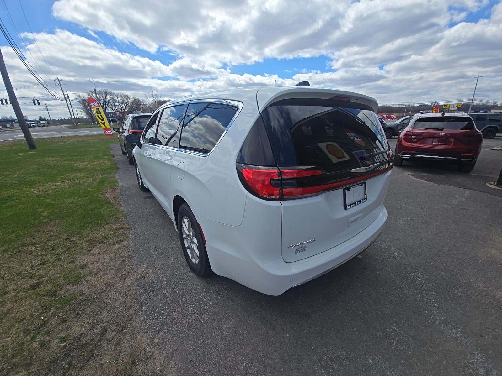 2025 Chrysler Pacifica Select FWD