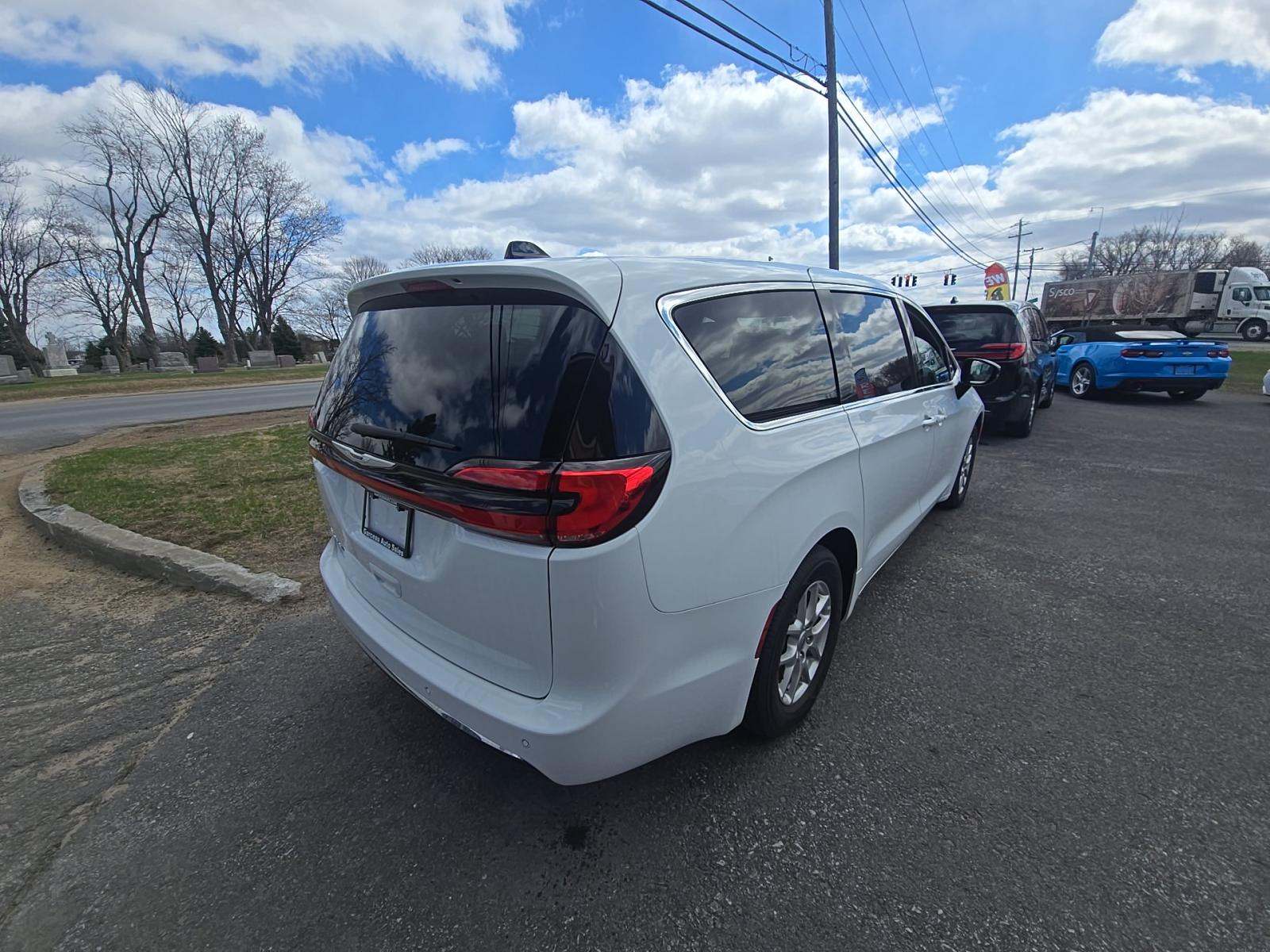 2025 Chrysler Pacifica Select FWD