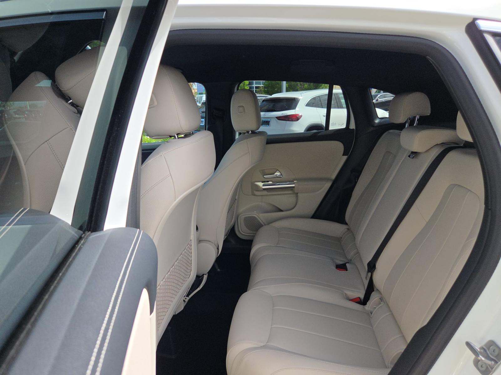 MERCEDES-BENZ GLA - 9