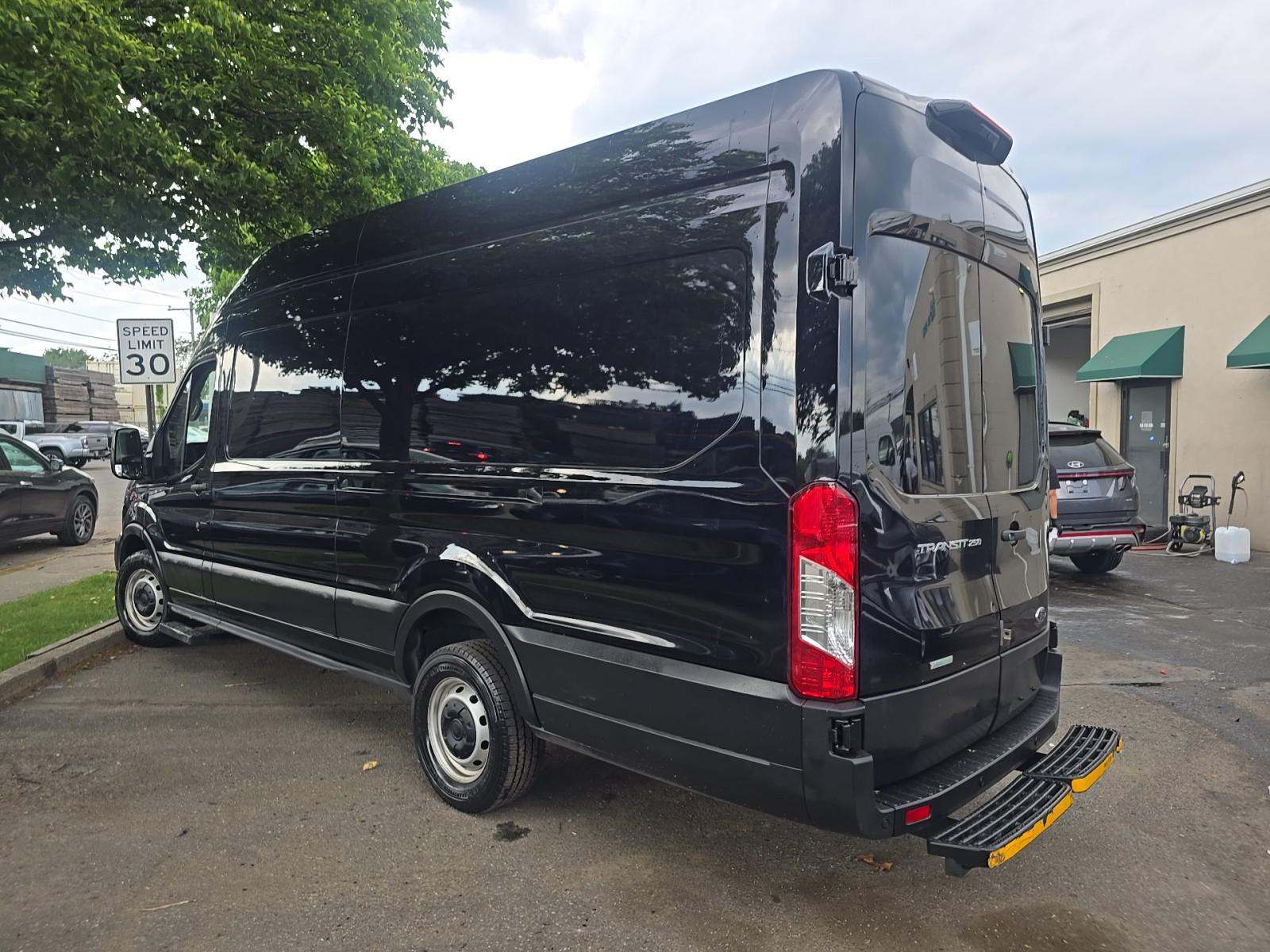 FORD TRANSIT 250 - 2