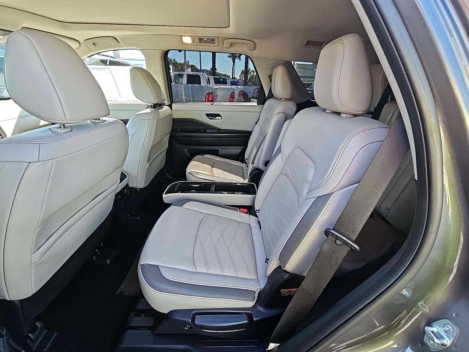 2022 Nissan Pathfinder Platinum FWD