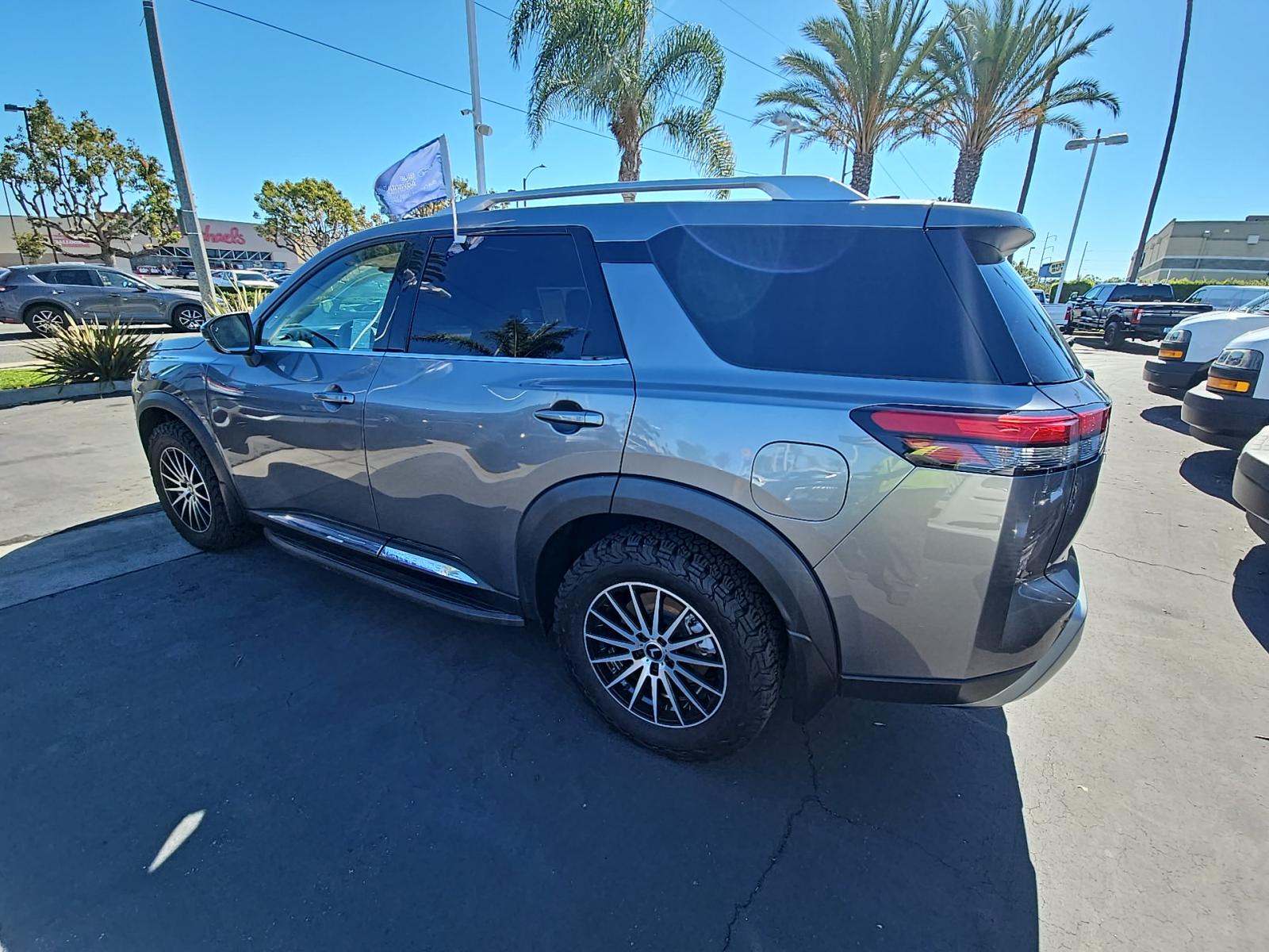 2022 Nissan Pathfinder Platinum FWD