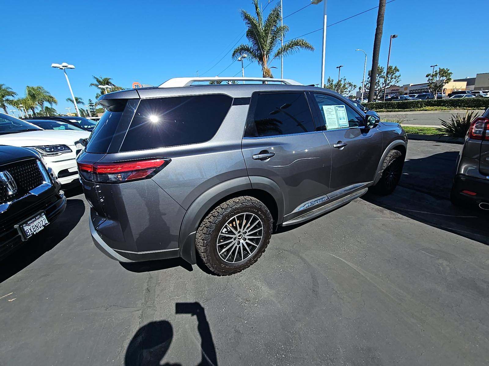 2022 Nissan Pathfinder Platinum FWD