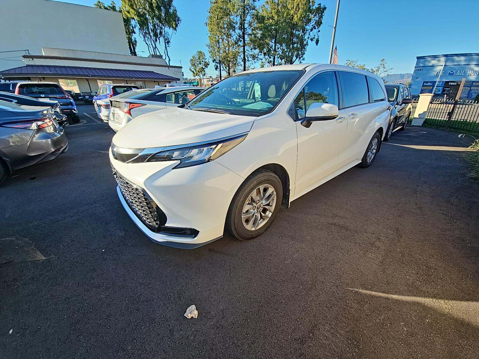 2023 Toyota Sienna LE FWD