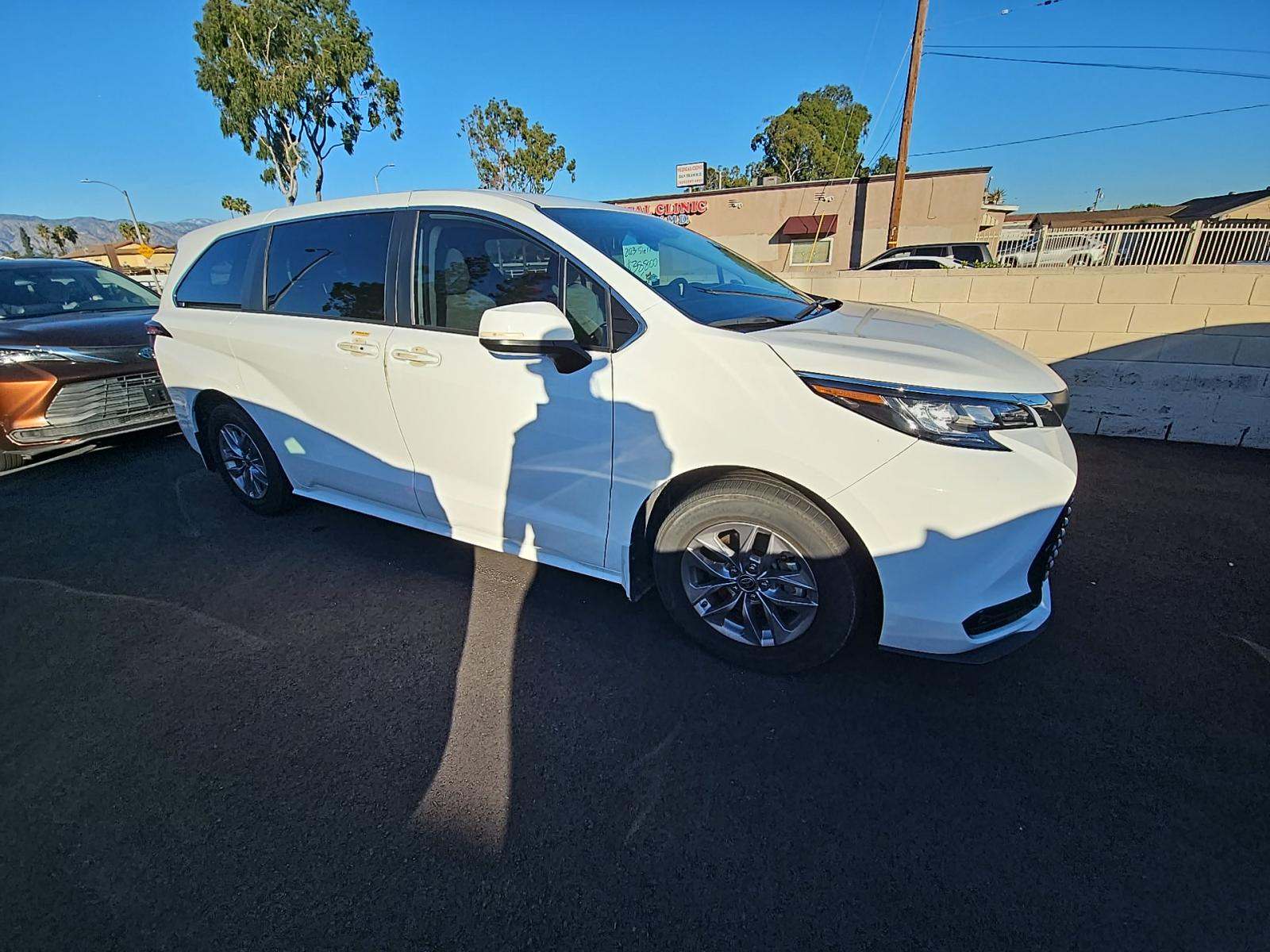 2023 Toyota Sienna LE FWD