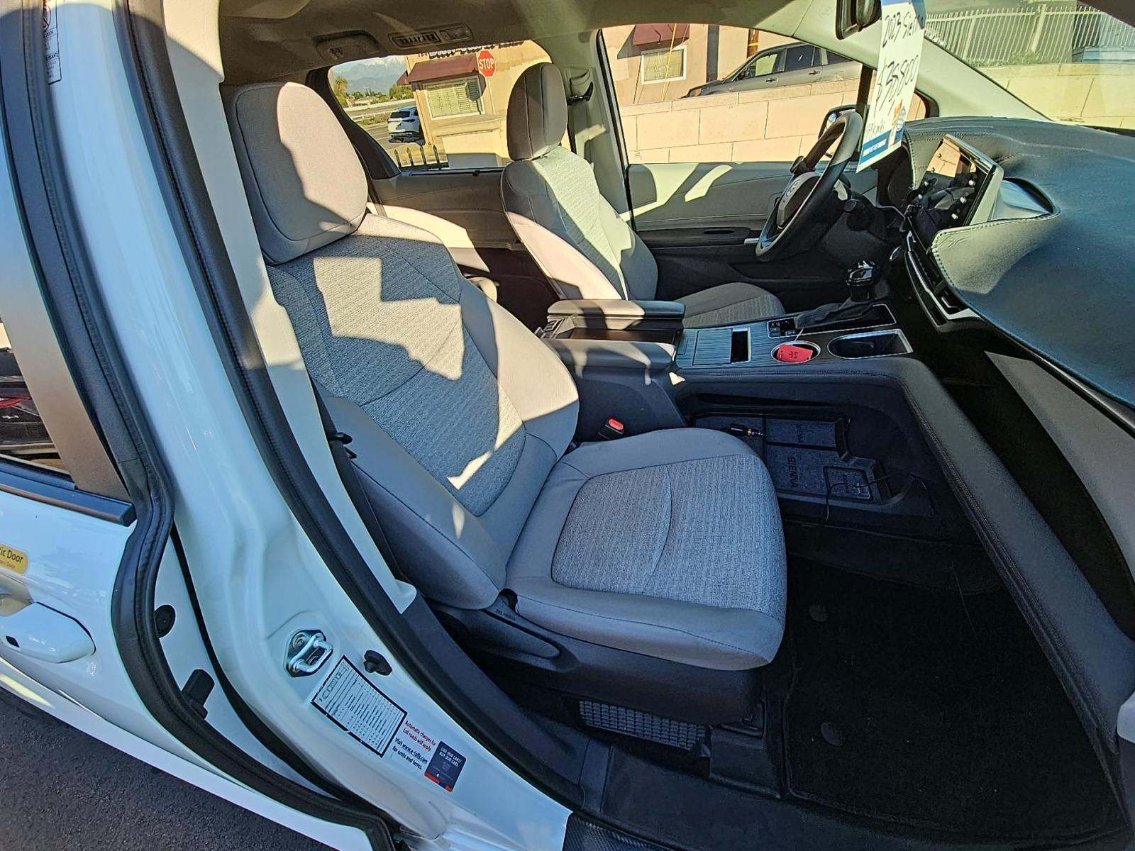 2023 Toyota Sienna LE FWD