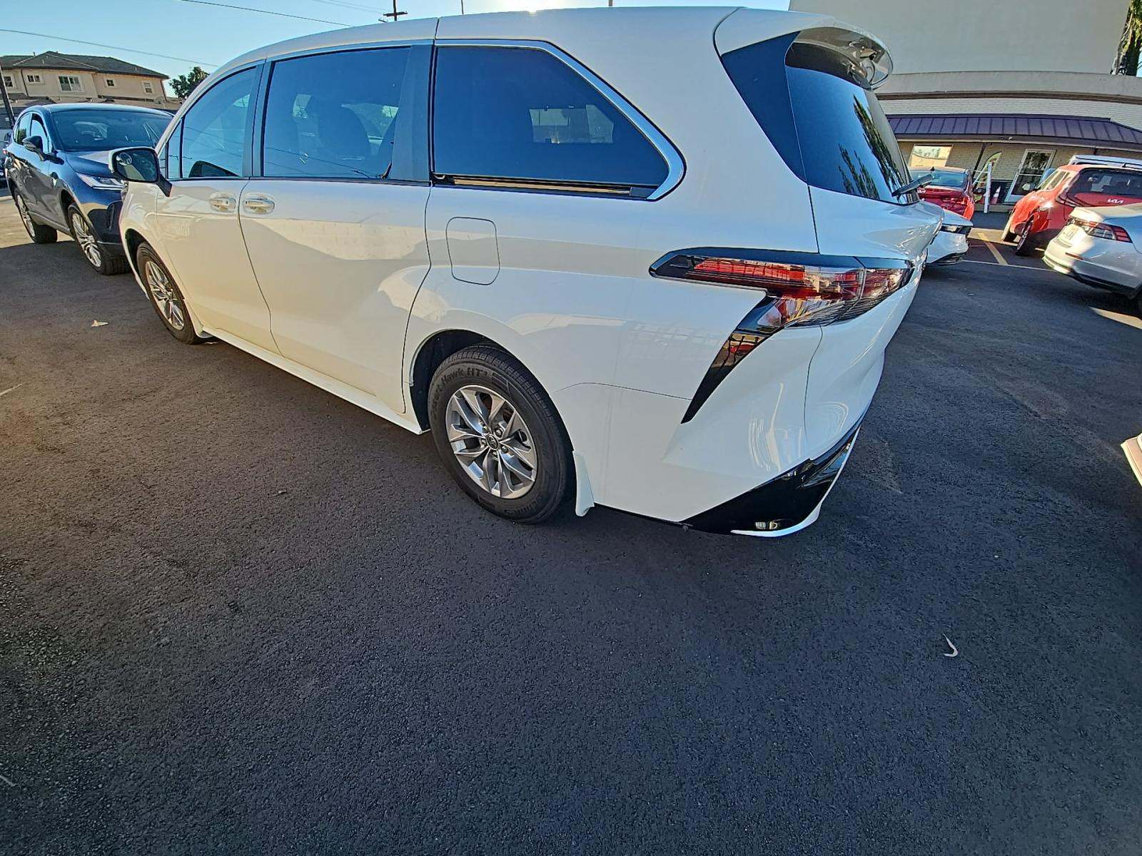 2023 Toyota Sienna LE FWD