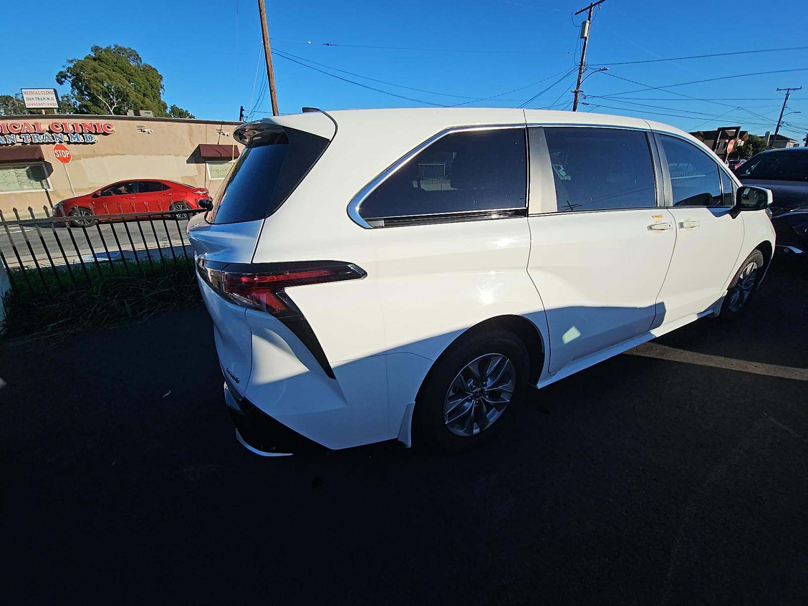 2023 Toyota Sienna LE FWD