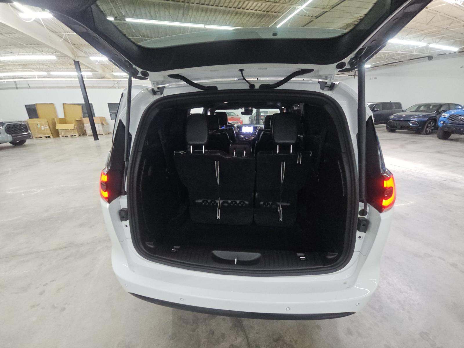 2025 Chrysler Pacifica Limited FWD